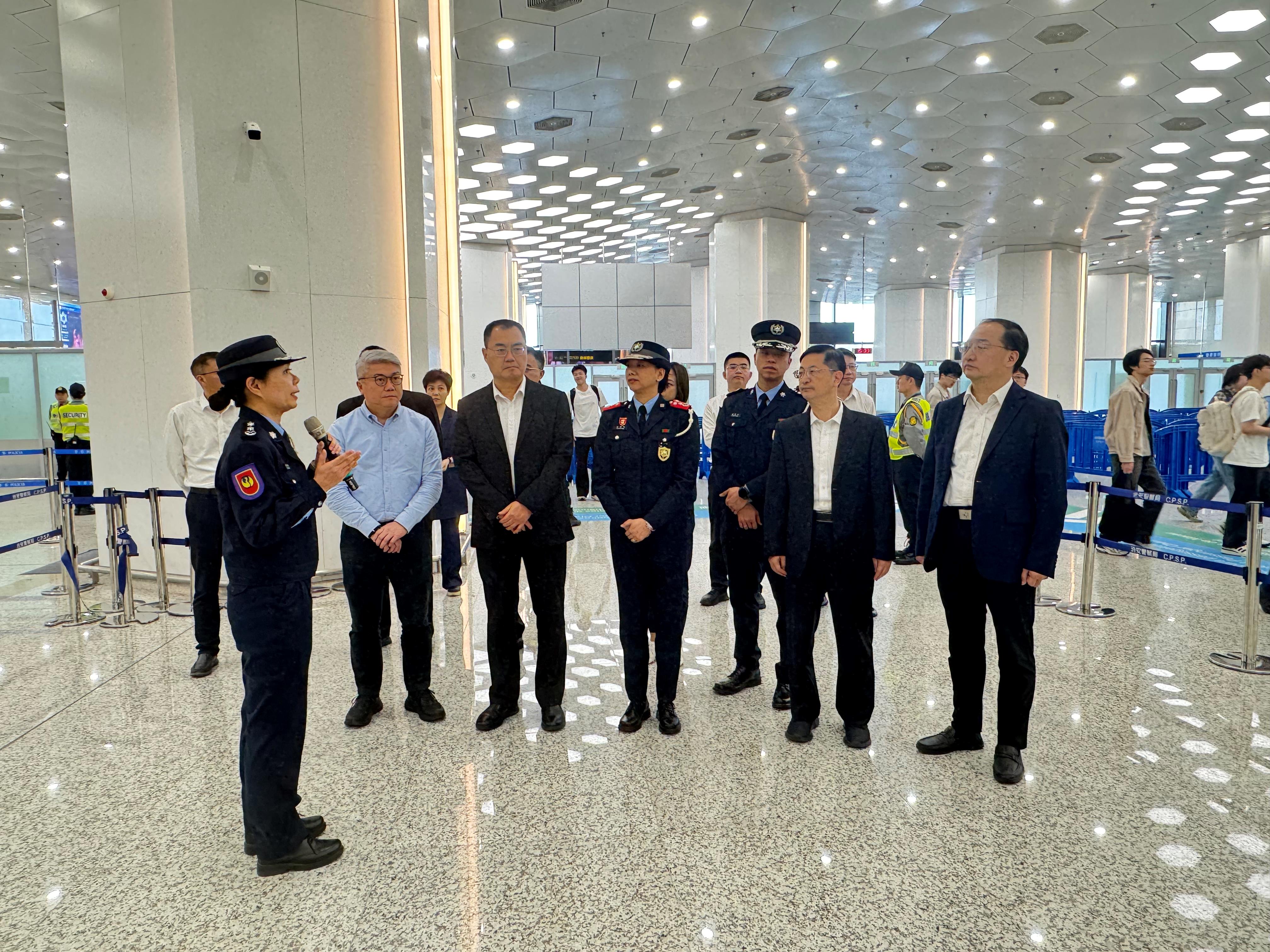 圖2 考察橫琴口岸.jpg